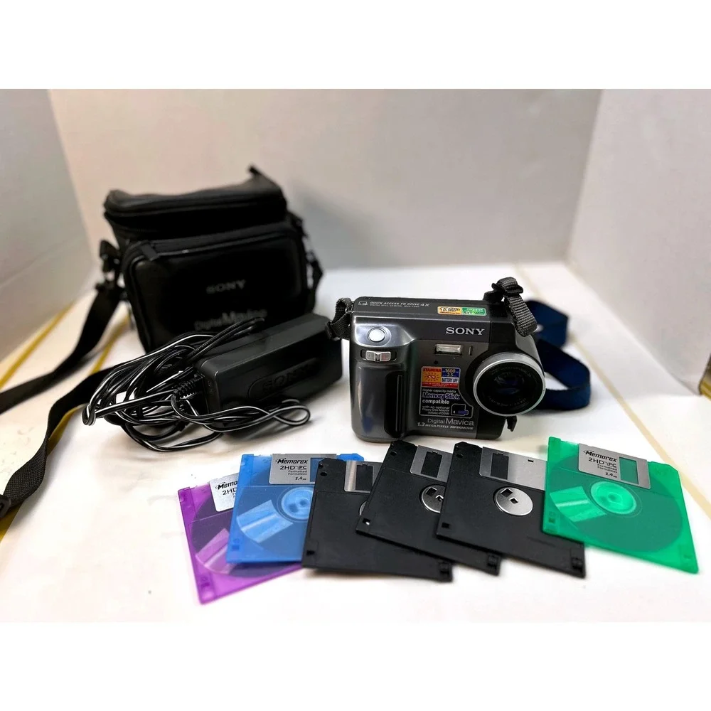Sony Digital Mavica MVC-FD85 Camera Bundle Floppy Disk 1.3MP AC-L10B Charger Bag